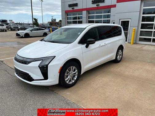 Bright White Clearcoat 2027 Chrysler Pacifica L