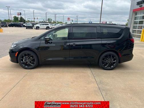 Diamond Black Crystal Pearlcoat 2026 Chrysler Pacifica Limited