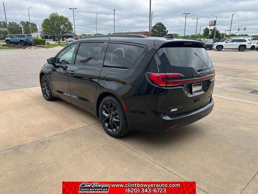 Diamond Black Crystal Pearlcoat 2026 Chrysler Pacifica Limited