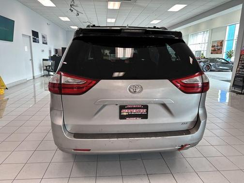 2019 Toyota Sienna SE