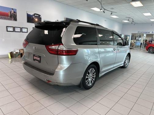 2019 Toyota Sienna SE