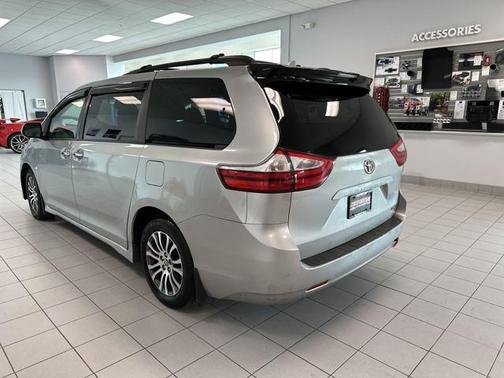 2019 Toyota Sienna SE