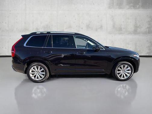 2017 Volvo XC90 T6 Momentum