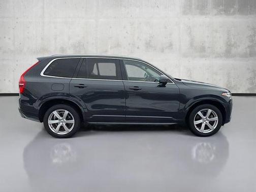 2021 Volvo XC90 T6 Momentum