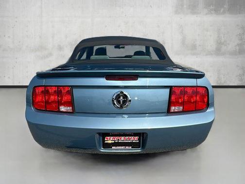 2007 Ford Mustang Deluxe