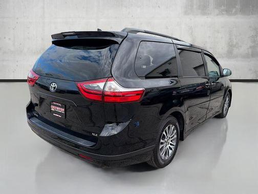 2020 Toyota Sienna XLE