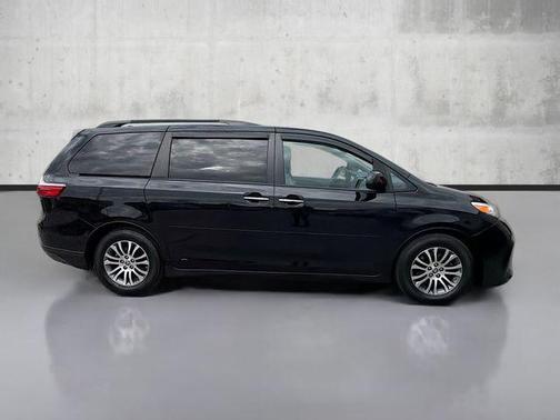 2020 Toyota Sienna XLE