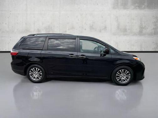 2020 Toyota Sienna XLE