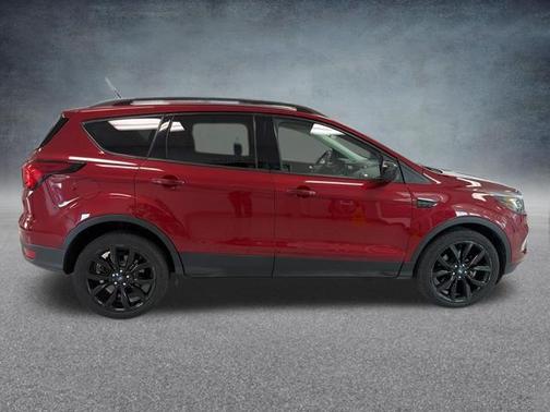 Ruby Red Metallic 2019 Ford Escape SE
