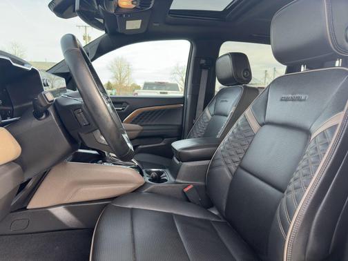 Summit White 2024 GMC Canyon Denali