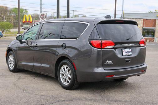 Granite Crystal Metallic Clearcoat 2022 Chrysler Voyager LX
