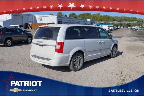 2015 Chrysler Town & Country Touring-L