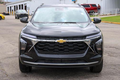 Mosaic Black Metallic 2026 Chevrolet Trax LT