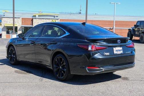2022 Lexus ES 300h F SPORT