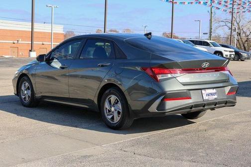 2025 Hyundai ELANTRA SE