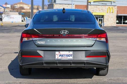 2025 Hyundai ELANTRA SE