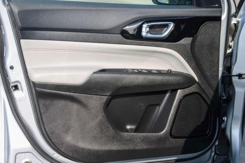 Silver Zynith Metallic Clearcoat 2025 Jeep Compass Limited