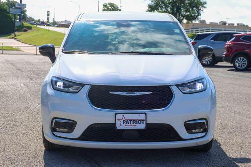Bright White Clearcoat 2024 Chrysler Pacifica Touring L