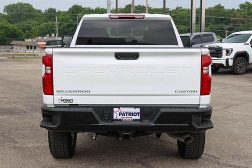 Summit White 2026 Chevrolet Silverado 2500 Custom