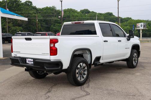 Summit White 2026 Chevrolet Silverado 2500 Custom