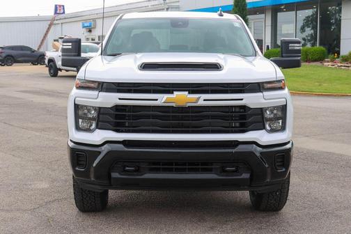 Summit White 2026 Chevrolet Silverado 2500 Custom