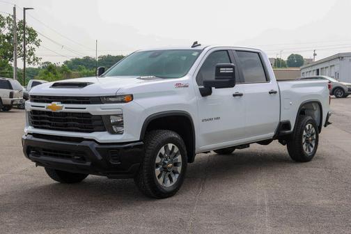 Summit White 2026 Chevrolet Silverado 2500 Custom