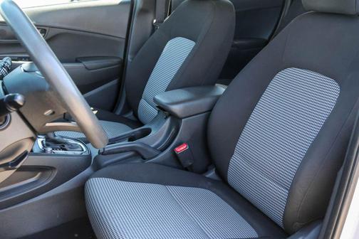 Cyber Silver 2023 Hyundai KONA SE