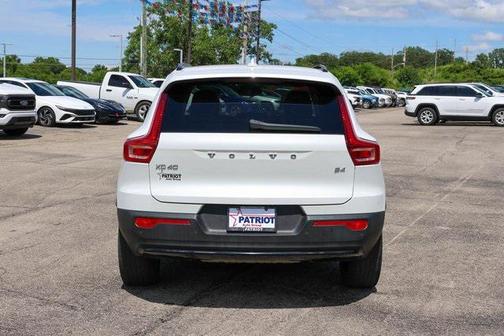 2023 Volvo XC40 B4 Ultimate Dark Theme