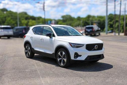 2023 Volvo XC40 B4 Ultimate Dark Theme