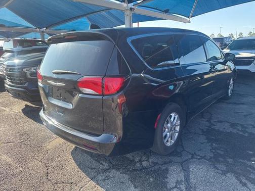 2024 Chrysler Voyager LX