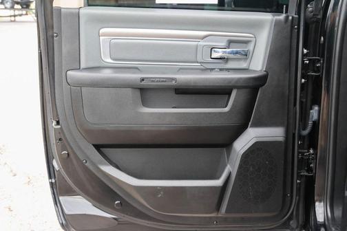 Diamond Black Crystal Pearlcoat 2021 RAM 1500 Classic SLT