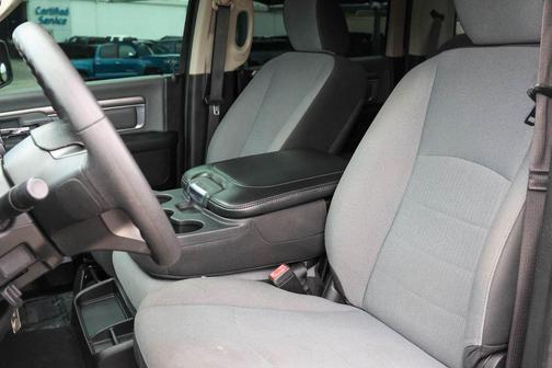 Diamond Black Crystal Pearlcoat 2021 RAM 1500 Classic SLT