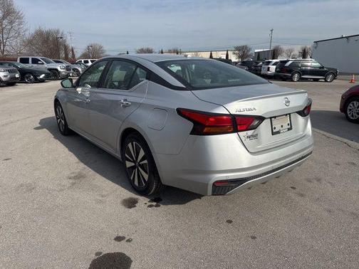 Brilliant Silver Metallic 2022 Nissan Altima 2.5 SV