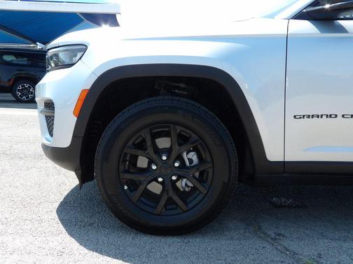 Silver Zynith 2025 Jeep Grand Cherokee Altitude