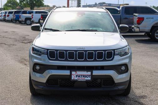 Silver Zynith Metallic Clearcoat 2025 Jeep Compass Latitude