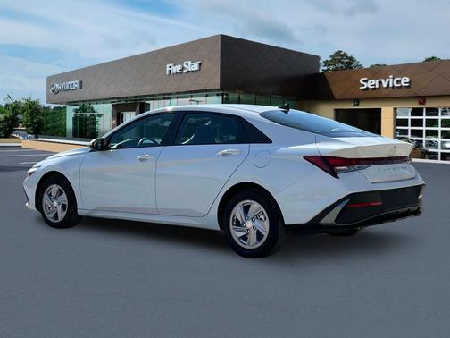 2025 Hyundai ELANTRA SE