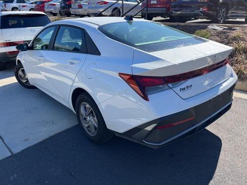 2025 Hyundai ELANTRA SE