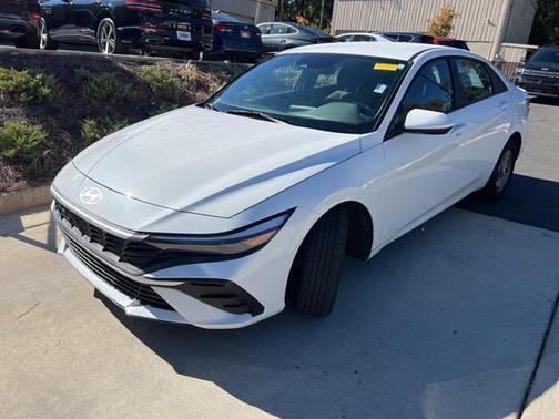 2025 Hyundai ELANTRA SE