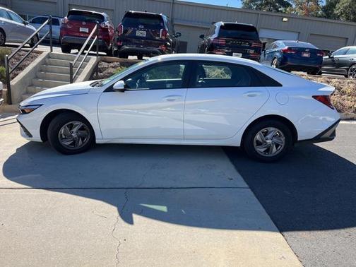 2025 Hyundai ELANTRA SE