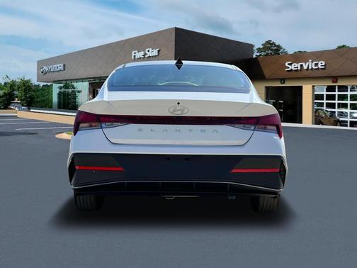 2025 Hyundai ELANTRA SE