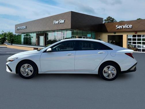 2025 Hyundai ELANTRA SE