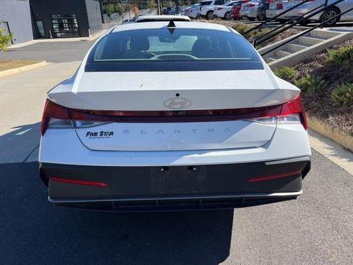 2025 Hyundai ELANTRA SE