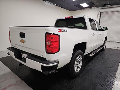 Summit White 2018 Chevrolet Silverado 1500 2LT