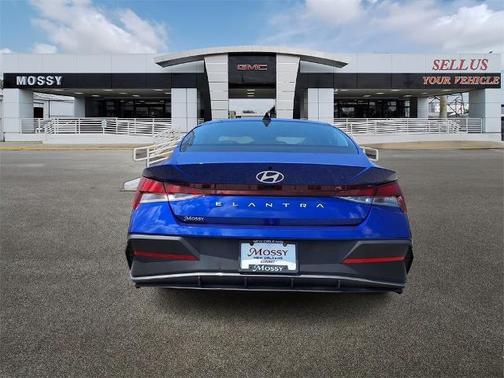 2024 Hyundai ELANTRA SE