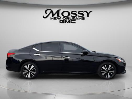 Black 2022 Nissan Altima 2.5 SV