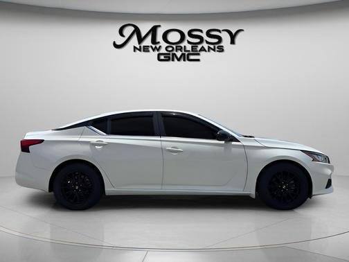 White 2021 Nissan Altima SR FWD
