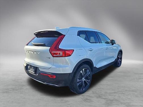 Crystal White 2019 Volvo XC40 T4 Inscription