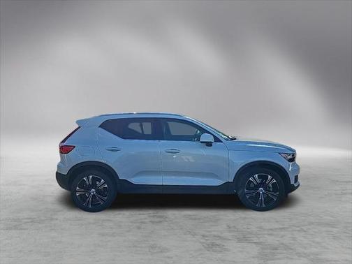Crystal White 2019 Volvo XC40 T4 Inscription