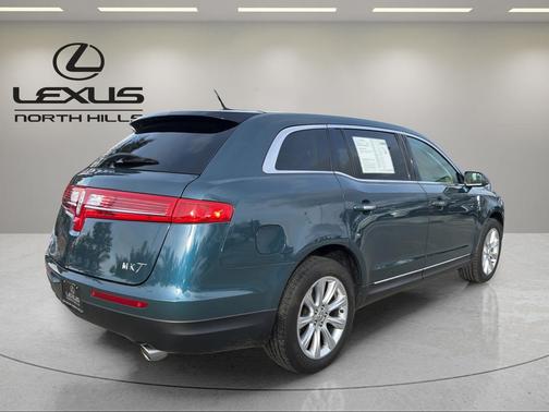 2016 Lincoln MKT Base