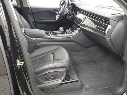 Mythos Black Metallic 2024 Audi Q7 55 Premium Plus